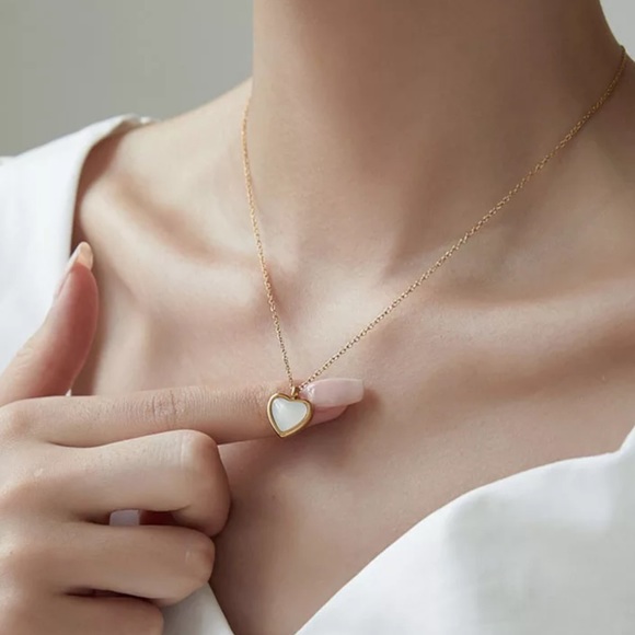 Jewelry - Tiny white heart 🤍 necklace